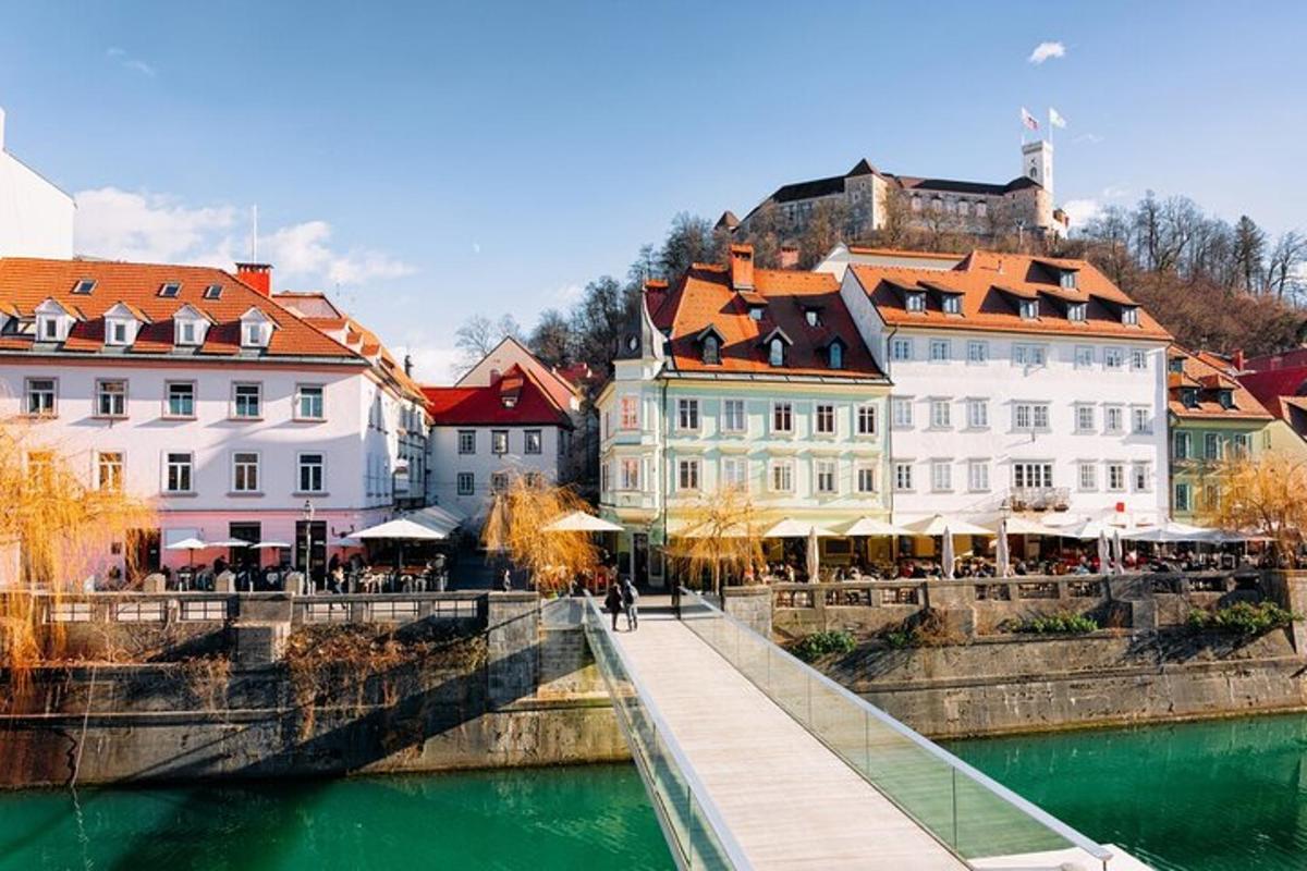 eine Brücke über einen Fluss in einer Stadt mit Gebäuden
