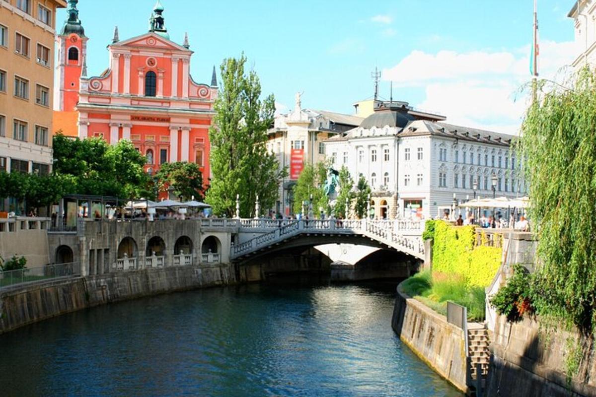 eine Brücke über einen Fluss in einer Stadt mit Gebäuden