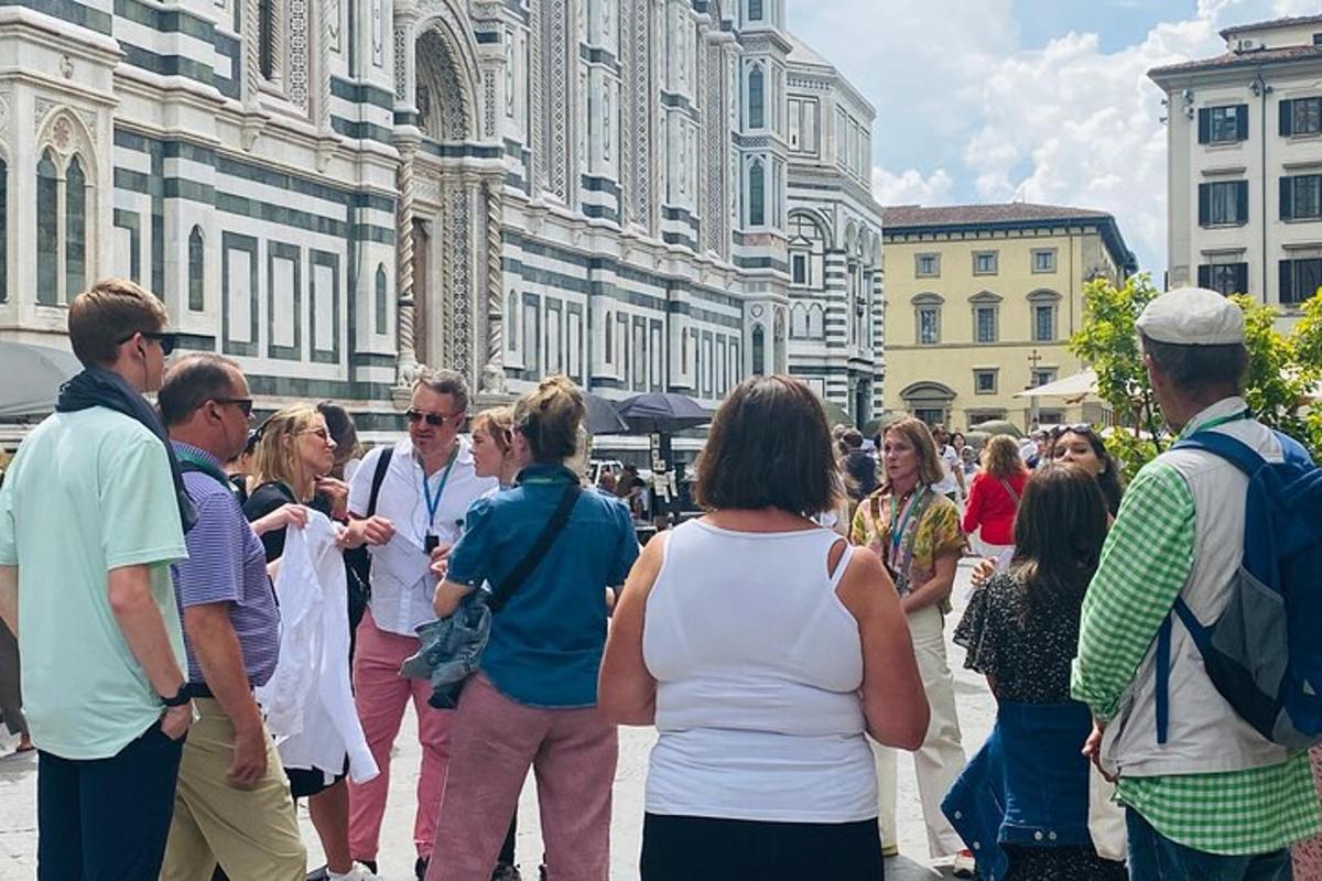un grup de oameni care stau în fața unei clădiri