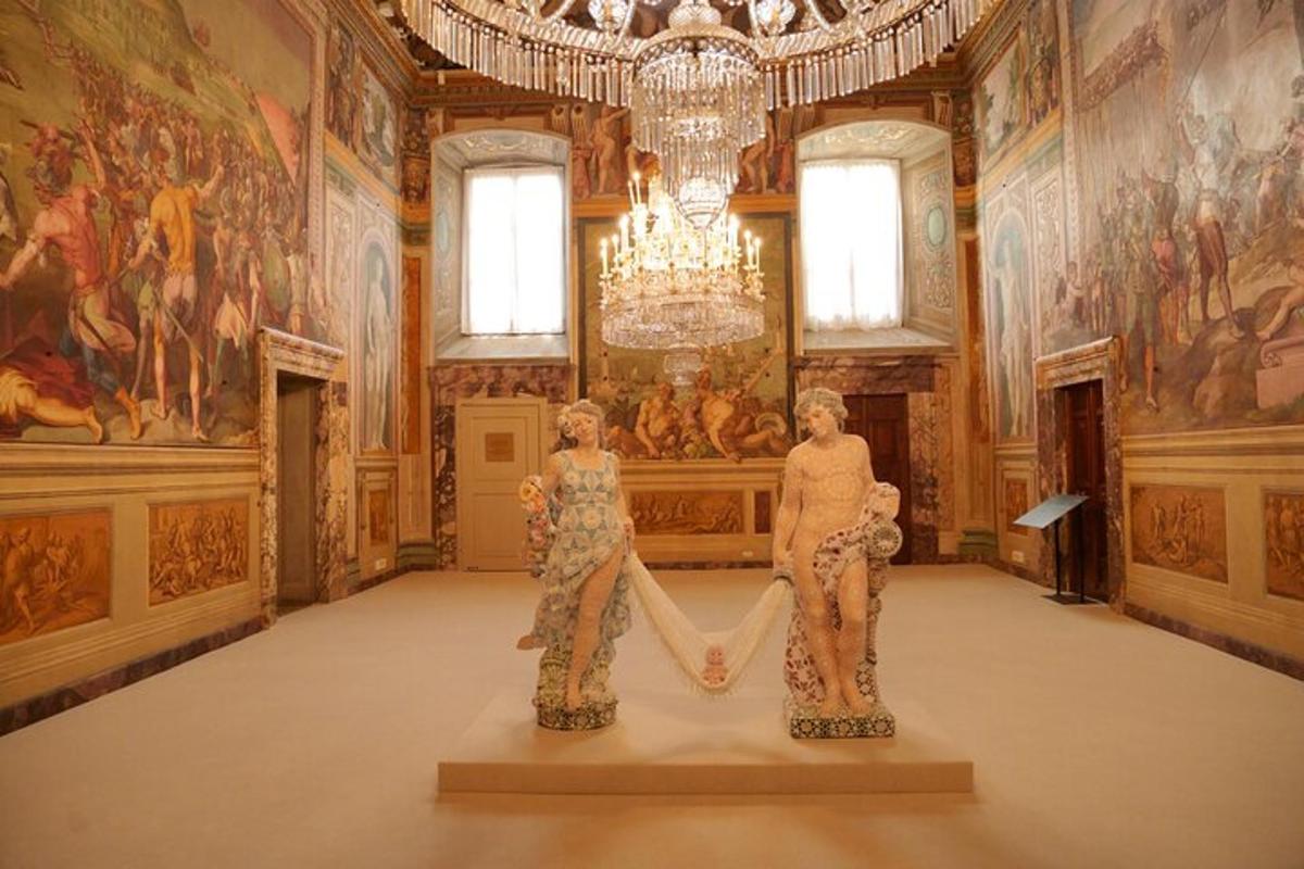 un museo con due statue in una stanza con dipinti
