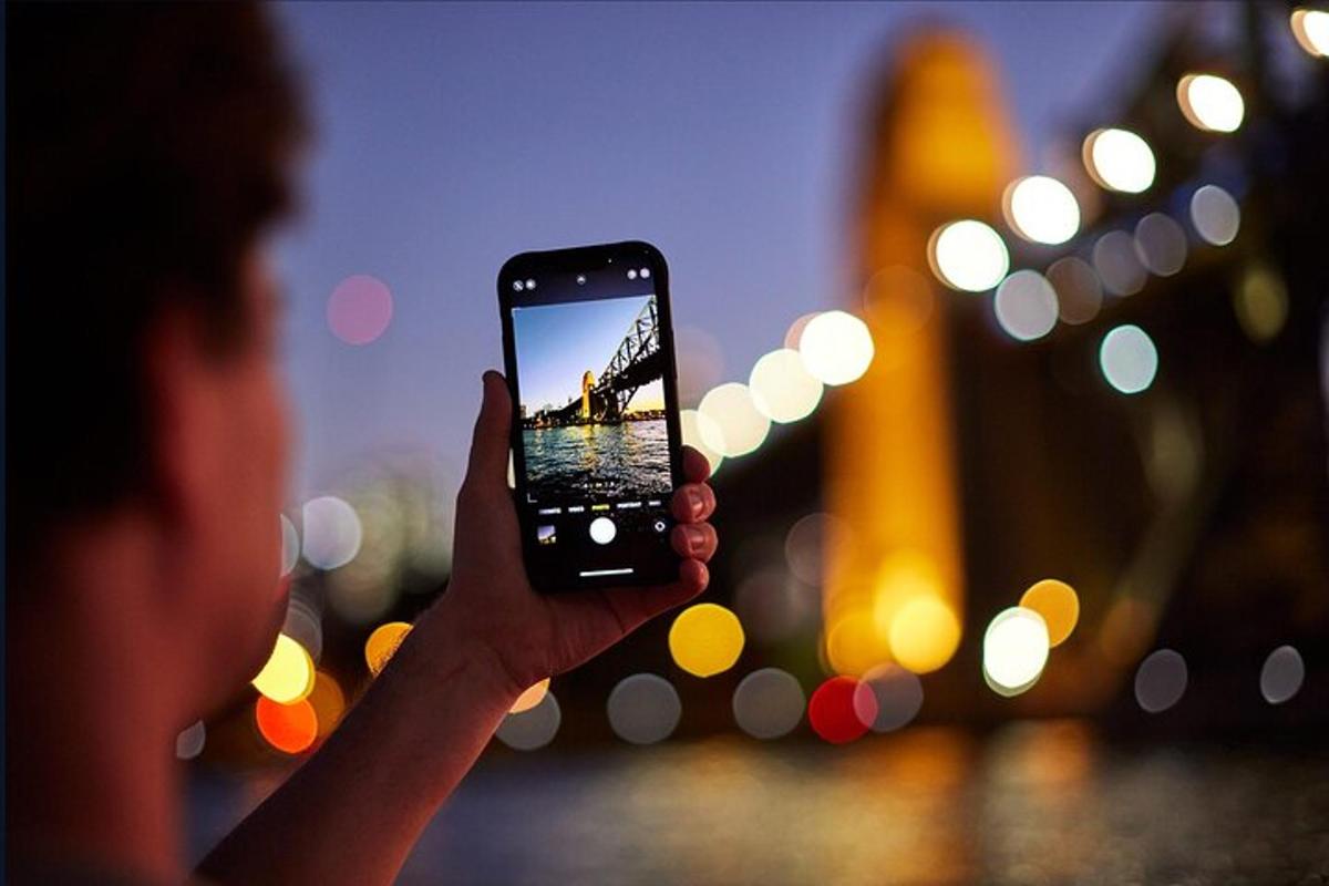oseba, ki fotografira z mobilnim telefonom