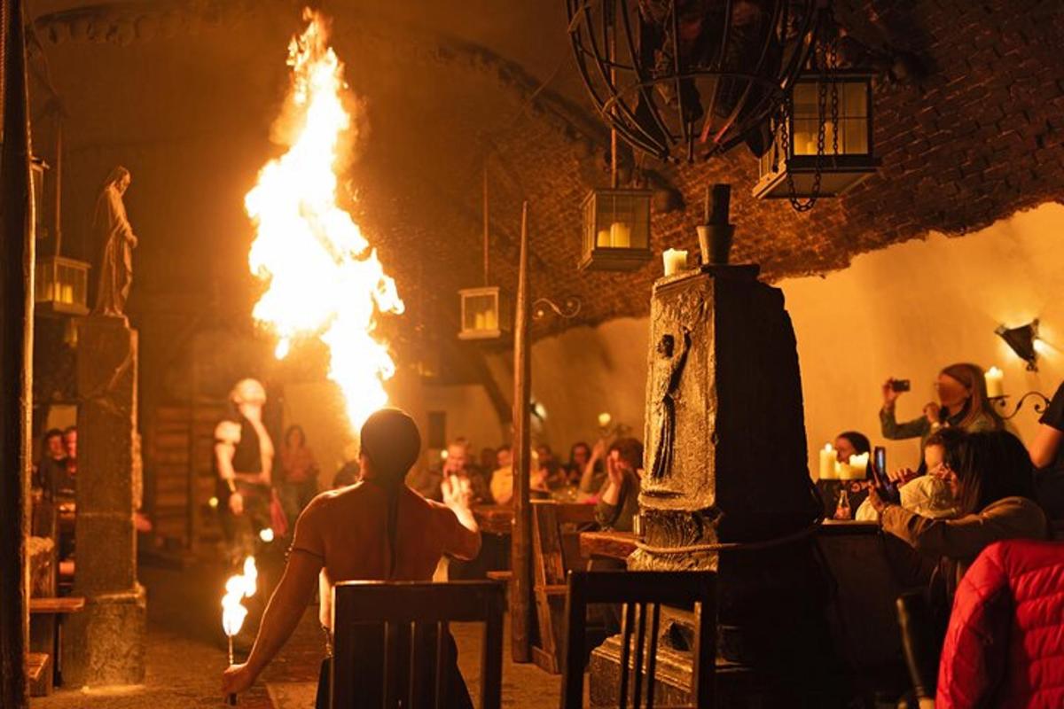 en mann som sitter foran et bål på en restaurant