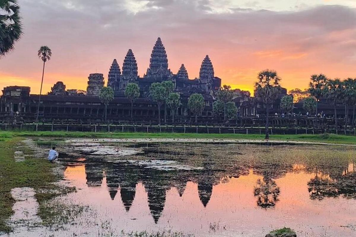 een tempel met zijn weerspiegeling in het water bij zonsondergang