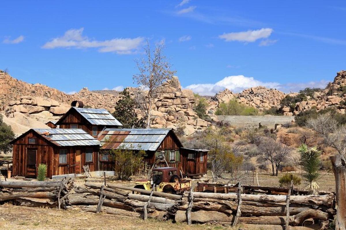 una casa de madera en medio de un campo