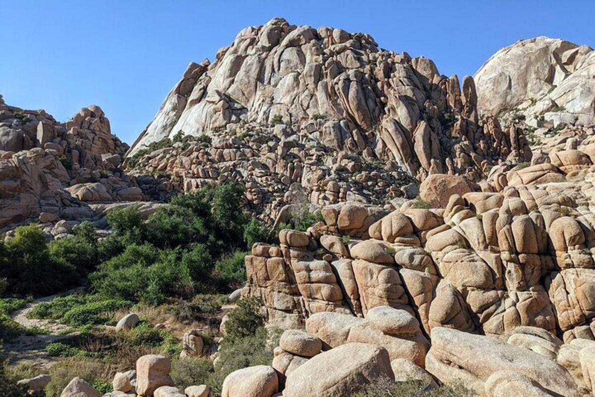 un montón de rocas en una montaña rocosa