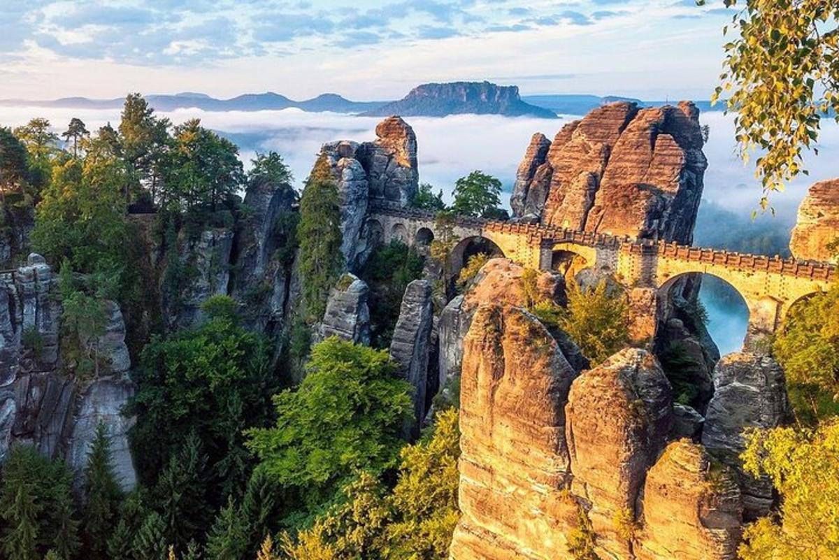 una vista delle montagne blu con un ponte