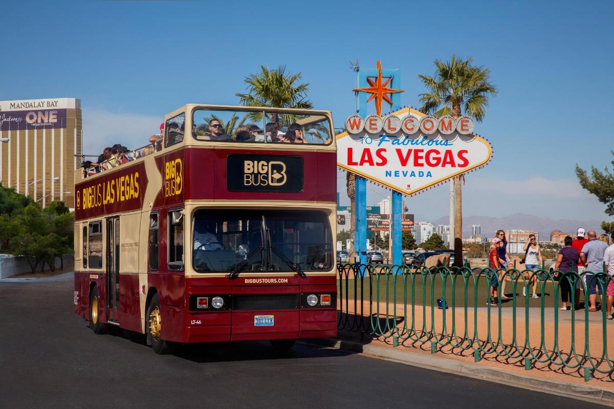 dvoupatrový autobus projíždějící kolem cedule Las Vegas
