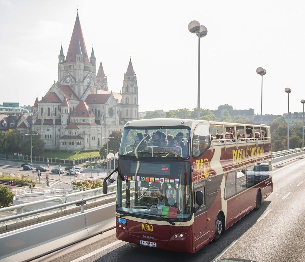 dvonadstropni avtobus, ki se vozi po avtocesti pred gradom