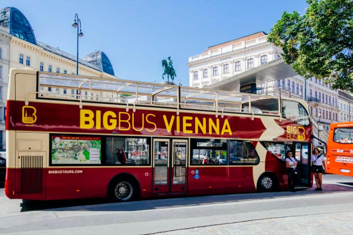 un autobus rosso a due piani su una strada cittadina