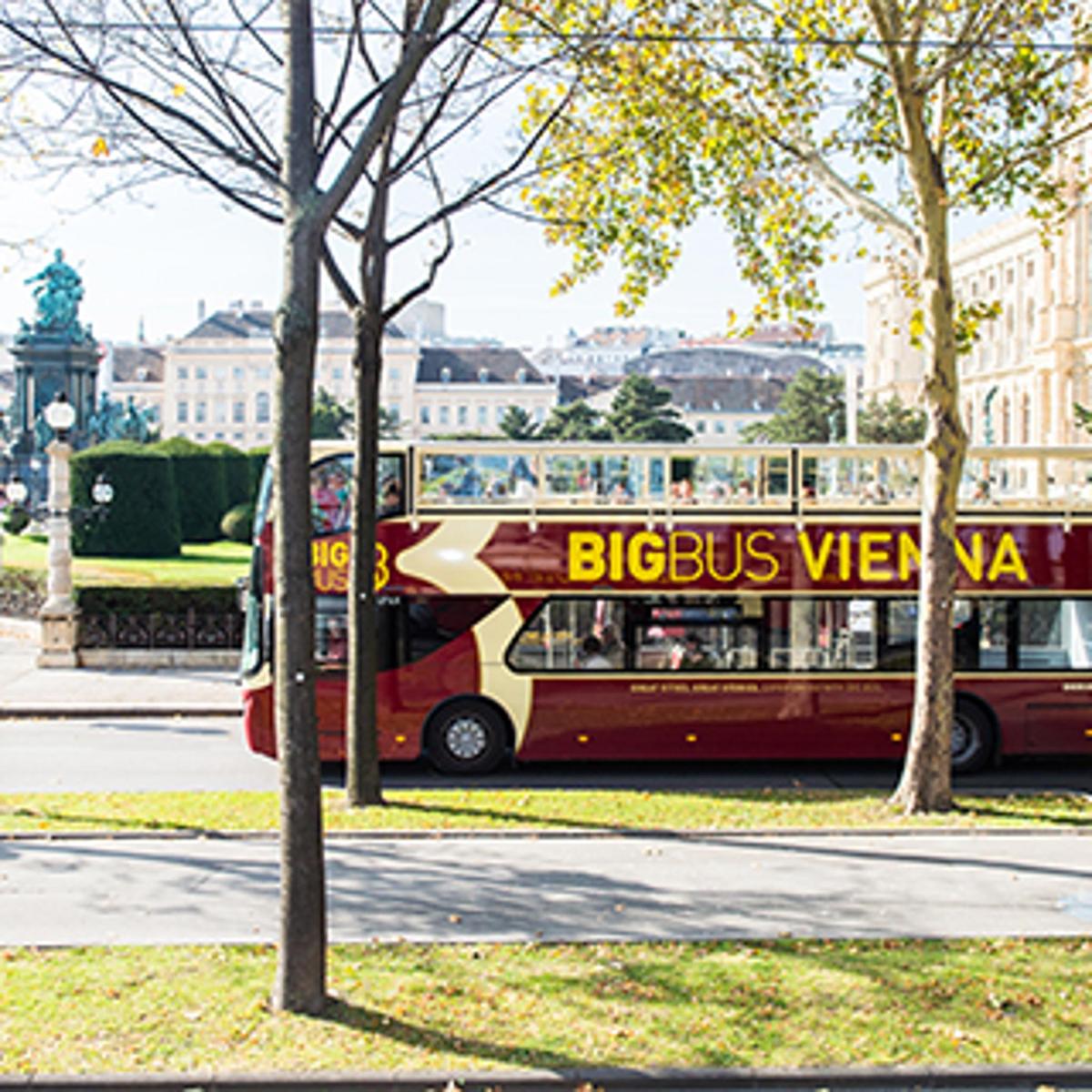 punane kahekordne buss sõidab mööda tänavat