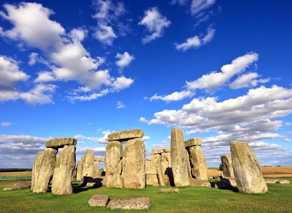 um grupo de pedras de Stonehenge em um campo