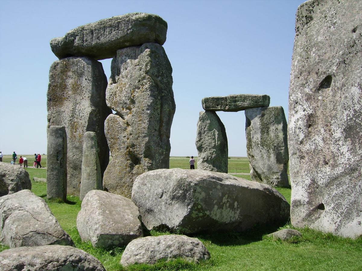 un antico stonehengeolith con rocce in un campo