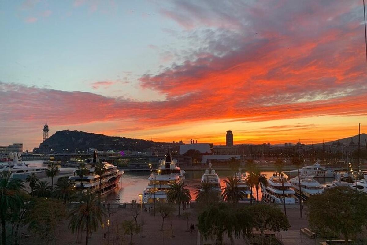 un tramonto su un porto turistico con barche in un porto