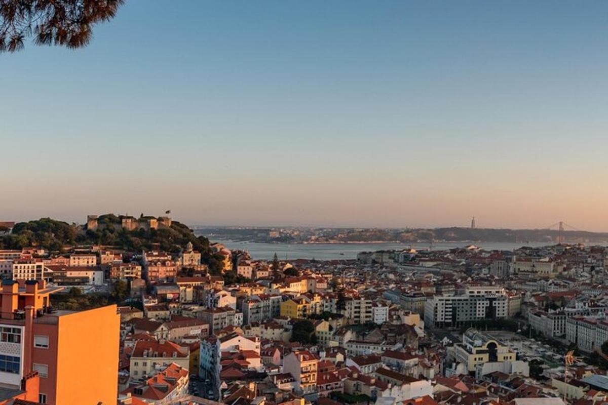 una vista di una città con un fiume e degli edifici