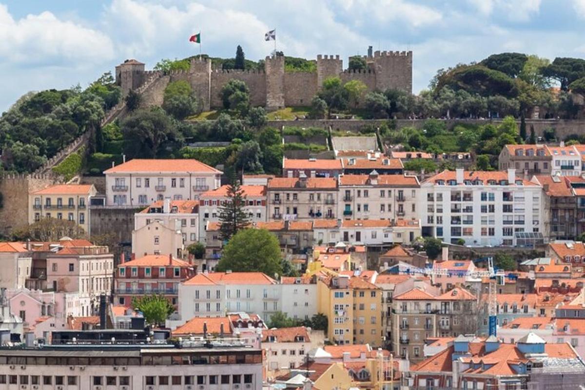 una città con un castello in cima a una collina