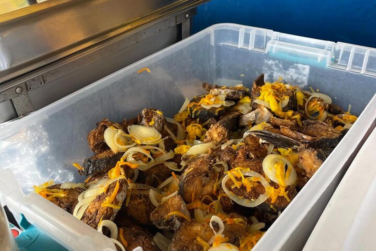 キノコと玉ねぎが入った食べ物が詰まったプラスチック容器
