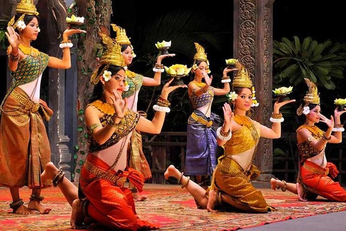 um grupo de mulheres dançando em um palco