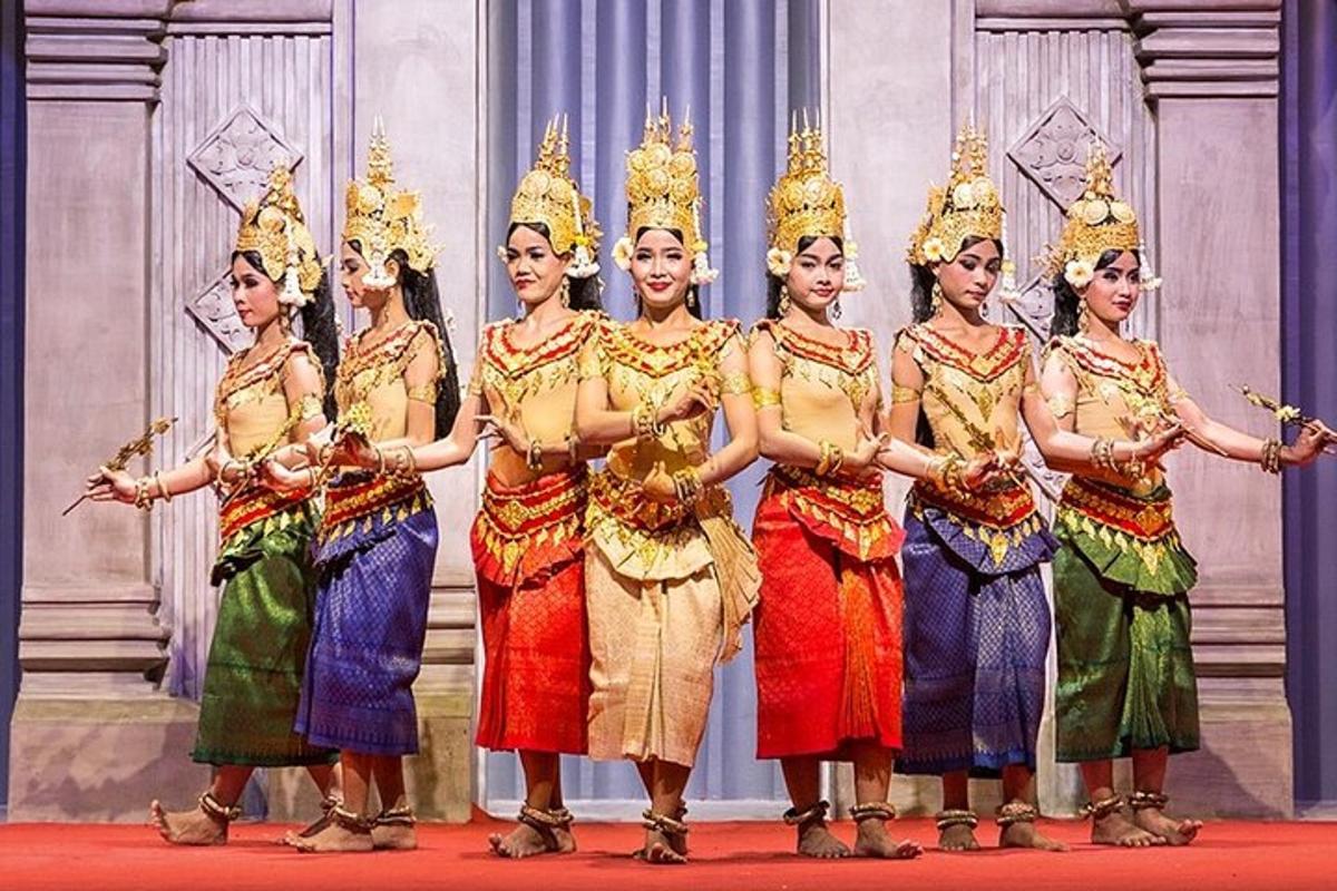 um grupo de mulheres em pé em um palco