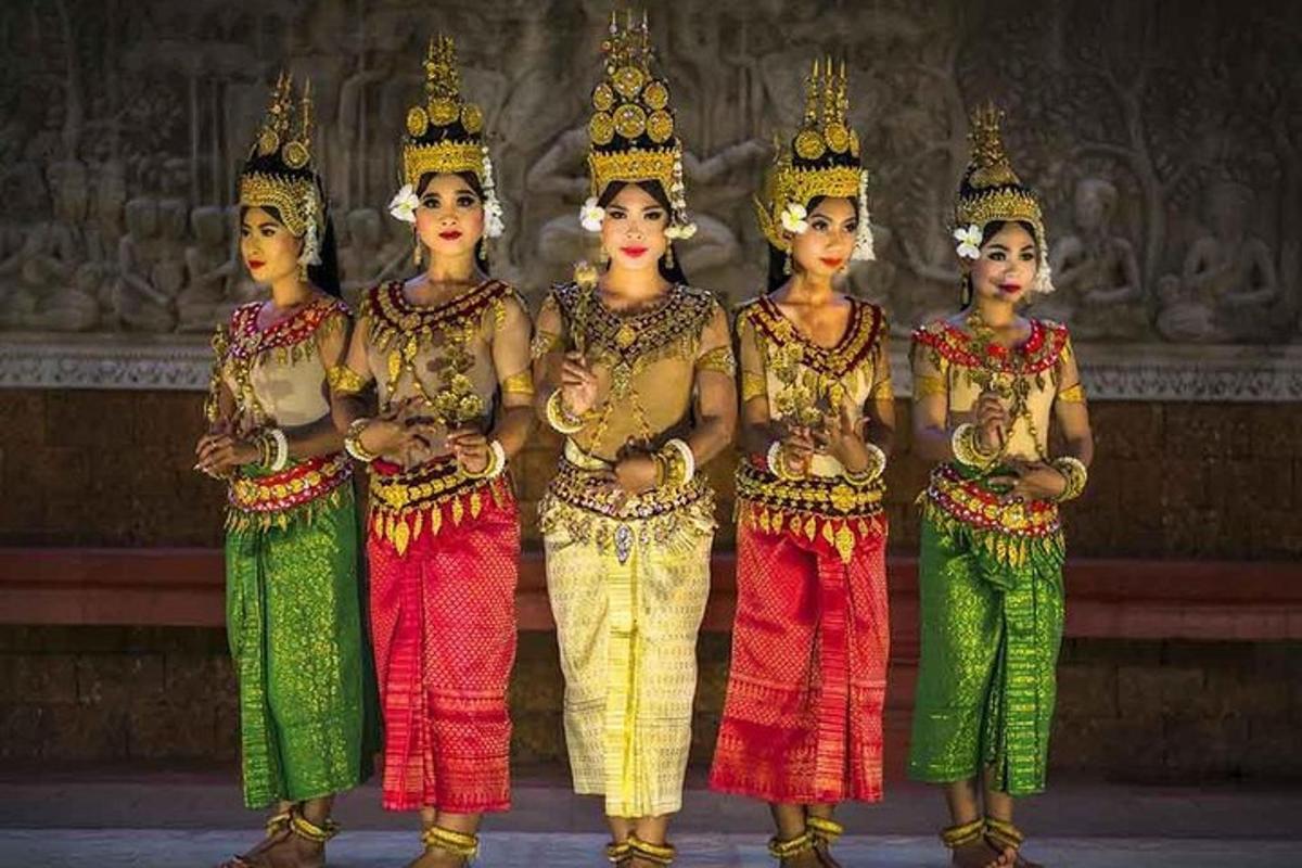 eine Gruppe in Gold und Grün gekleideter Frauen