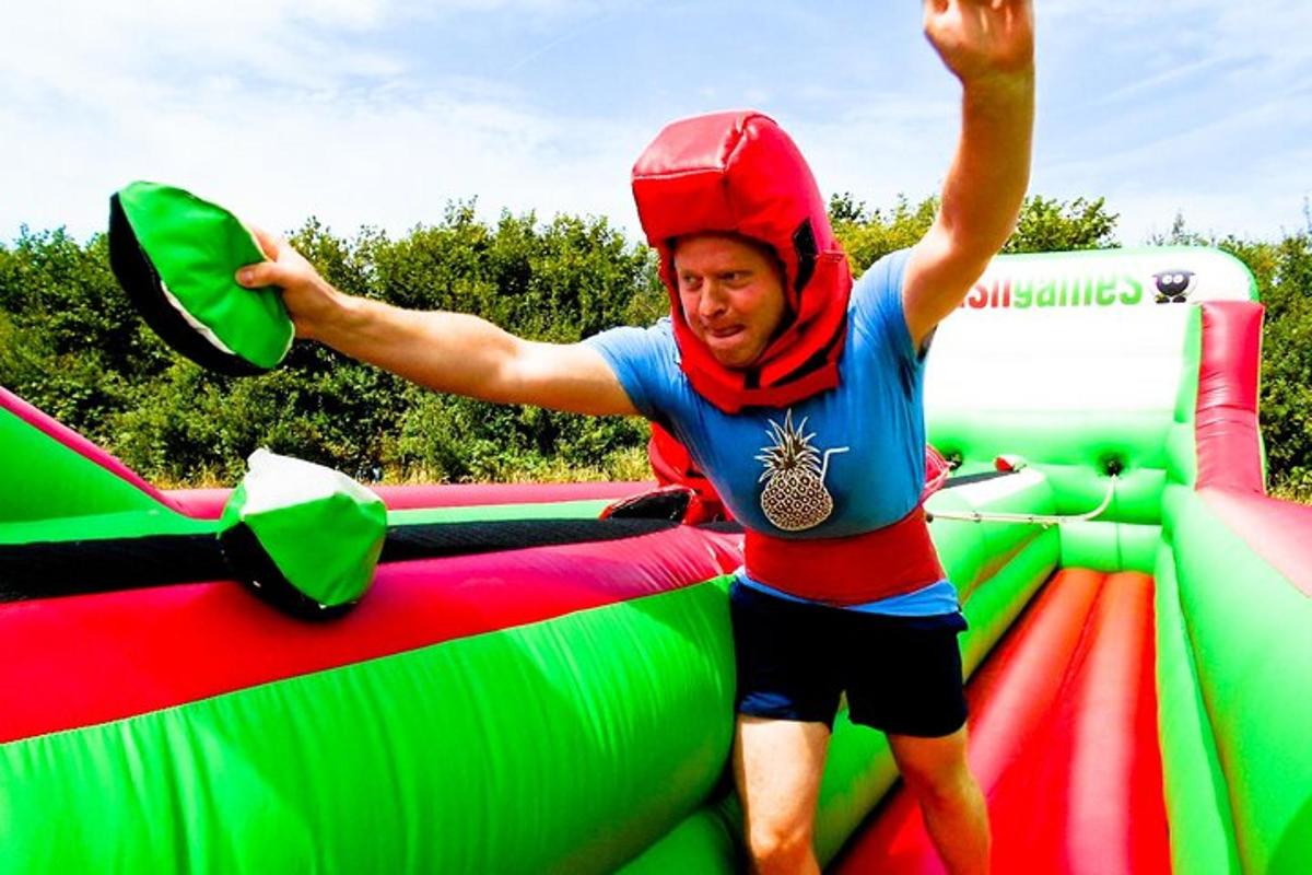 muž stojící na nafukovací atrakci na trampolíně