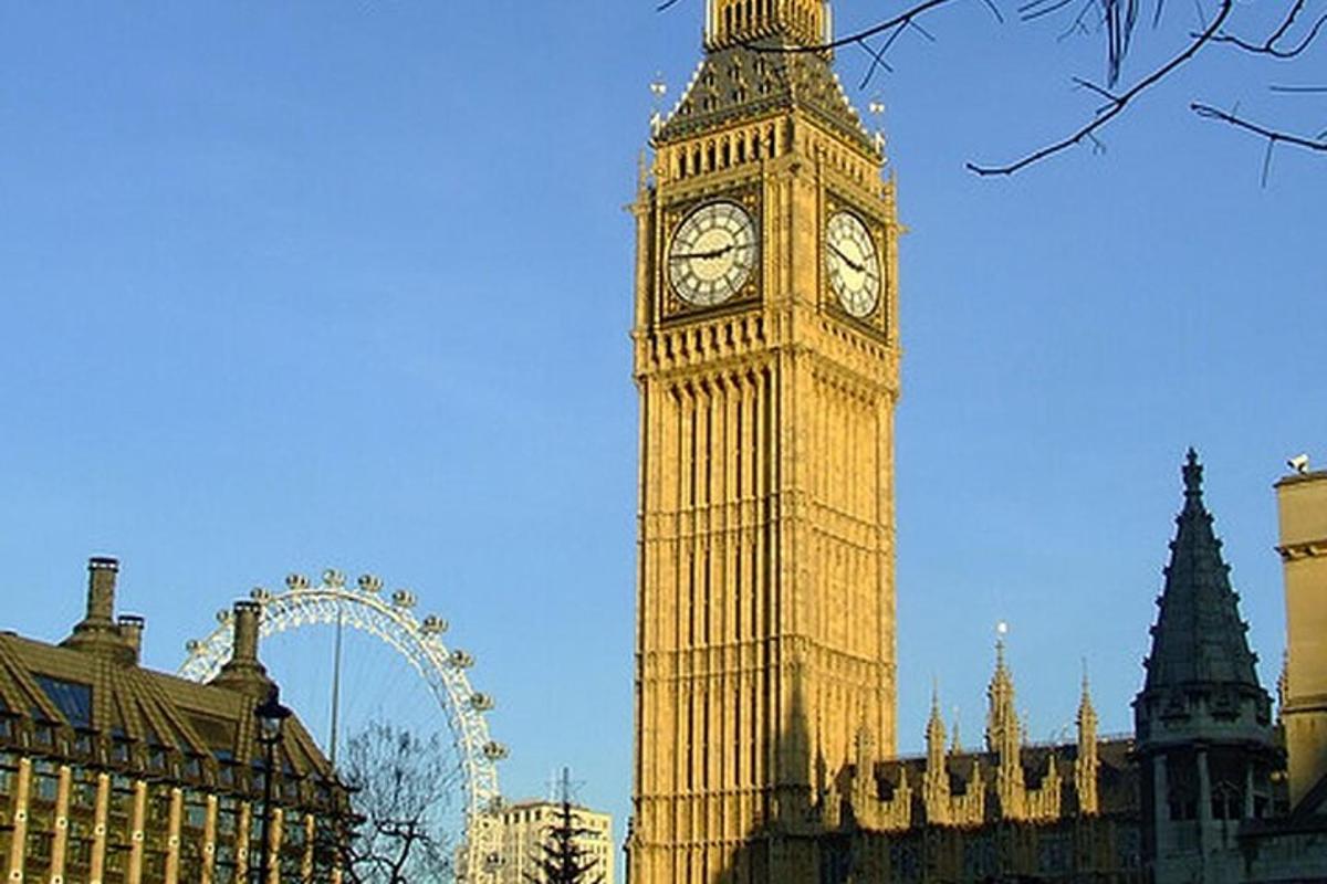 egy magas óratorony, a háttérben a londoni szemmel