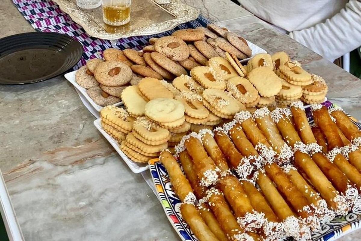 kup piškotov in drugega peciva na mizi