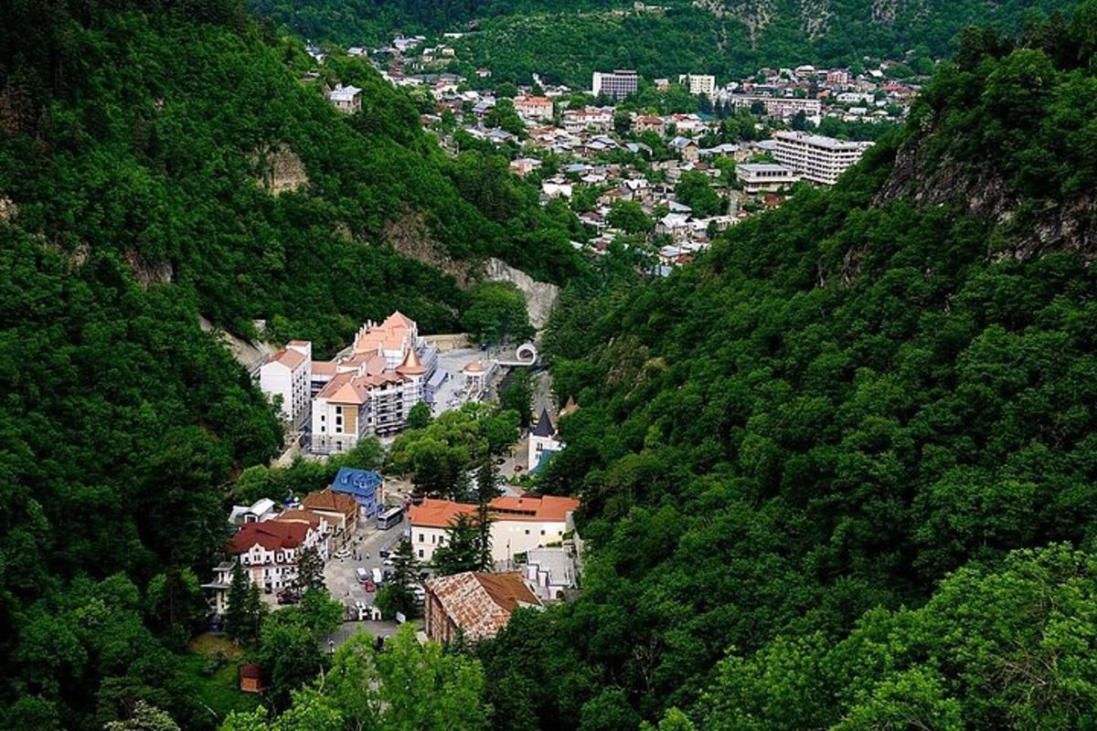 una città in mezzo a una montagna