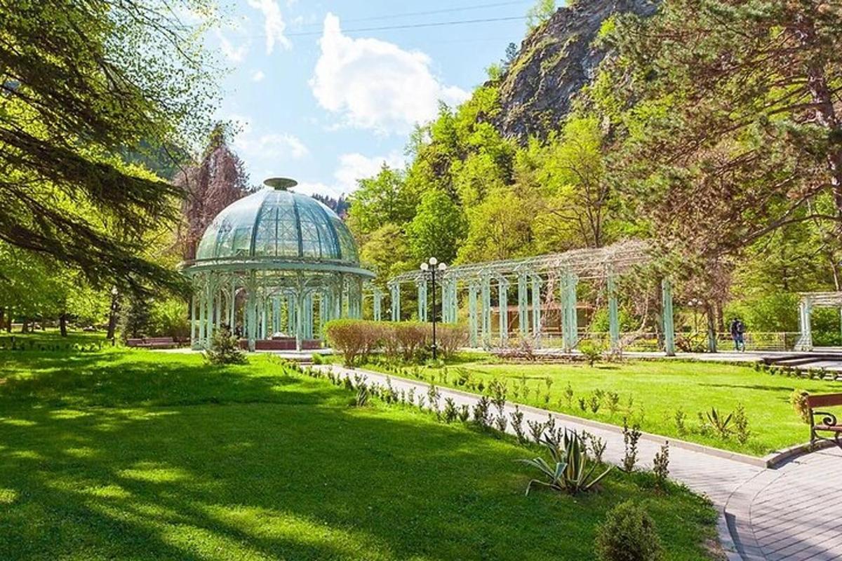 ein Pavillon inmitten eines grünen Parks