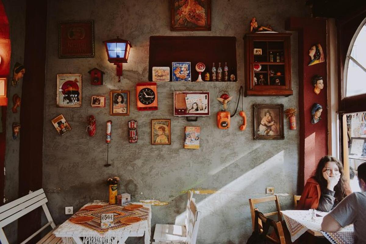 žena sedící u stolu v restauraci