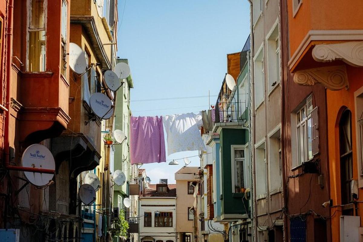 úzká ulice s budovami a horou