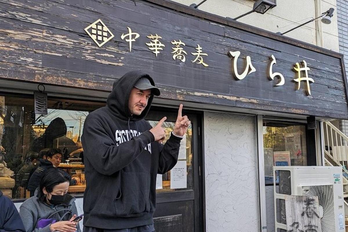 muž stojící před restaurací se dvěma mírovými znameními