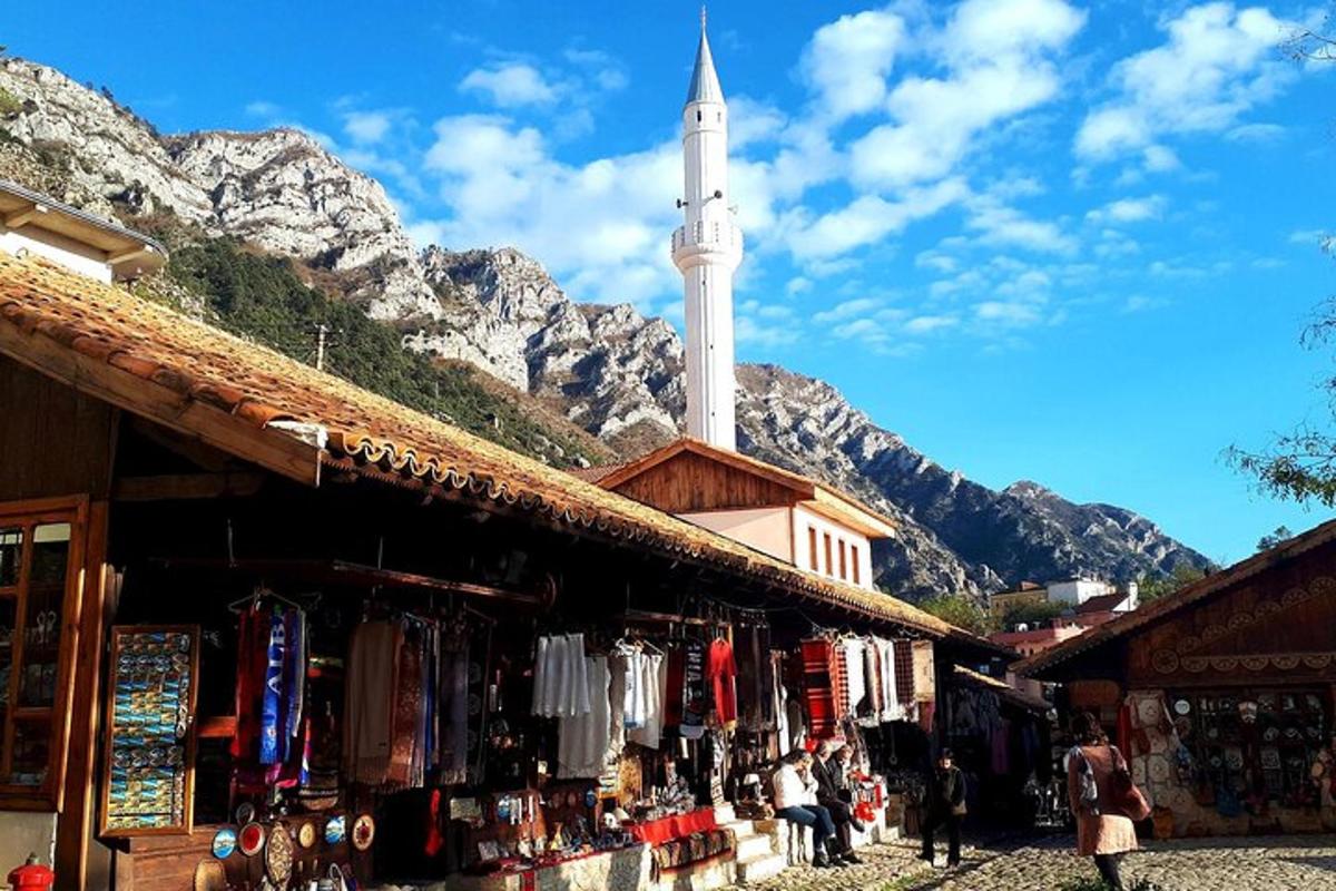 Un mercado con una torre de reloj frente a una mezquita