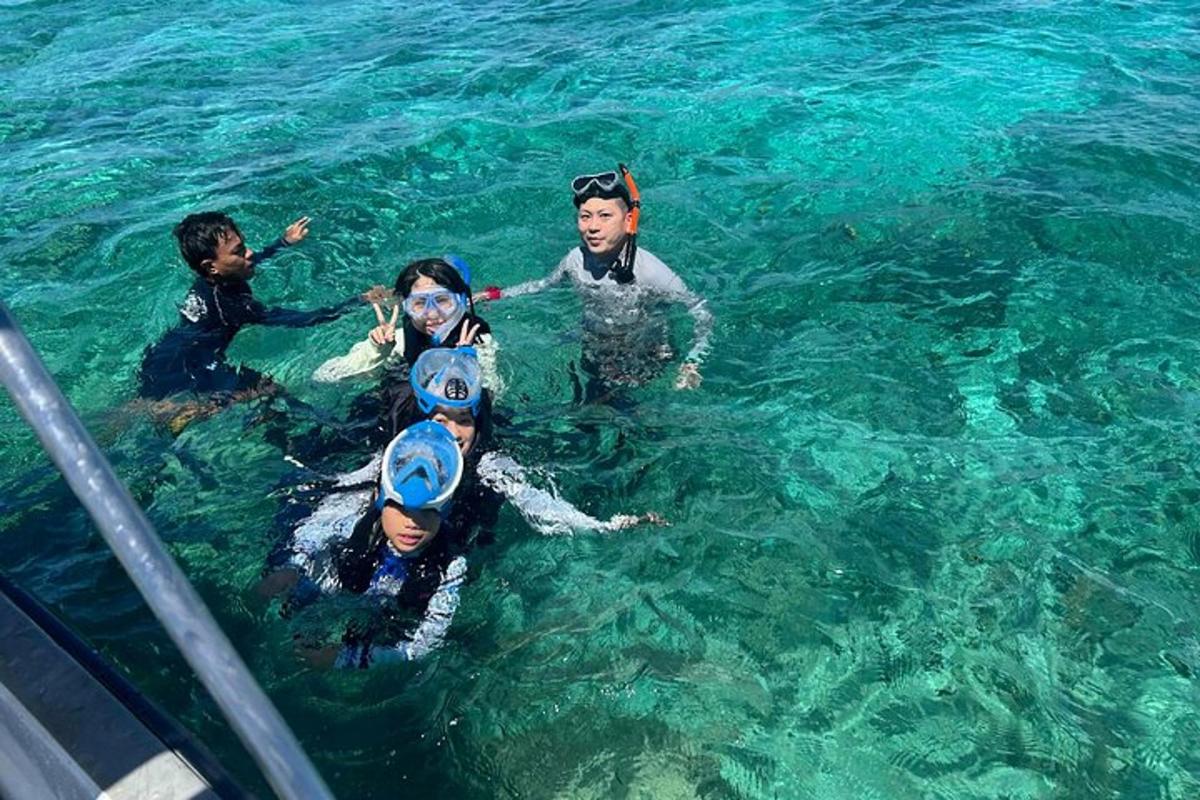 un gruppo di persone che nuotano nell'acqua