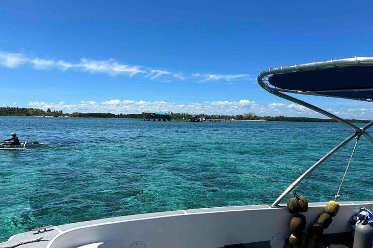 una persona seduta su una barca in acqua