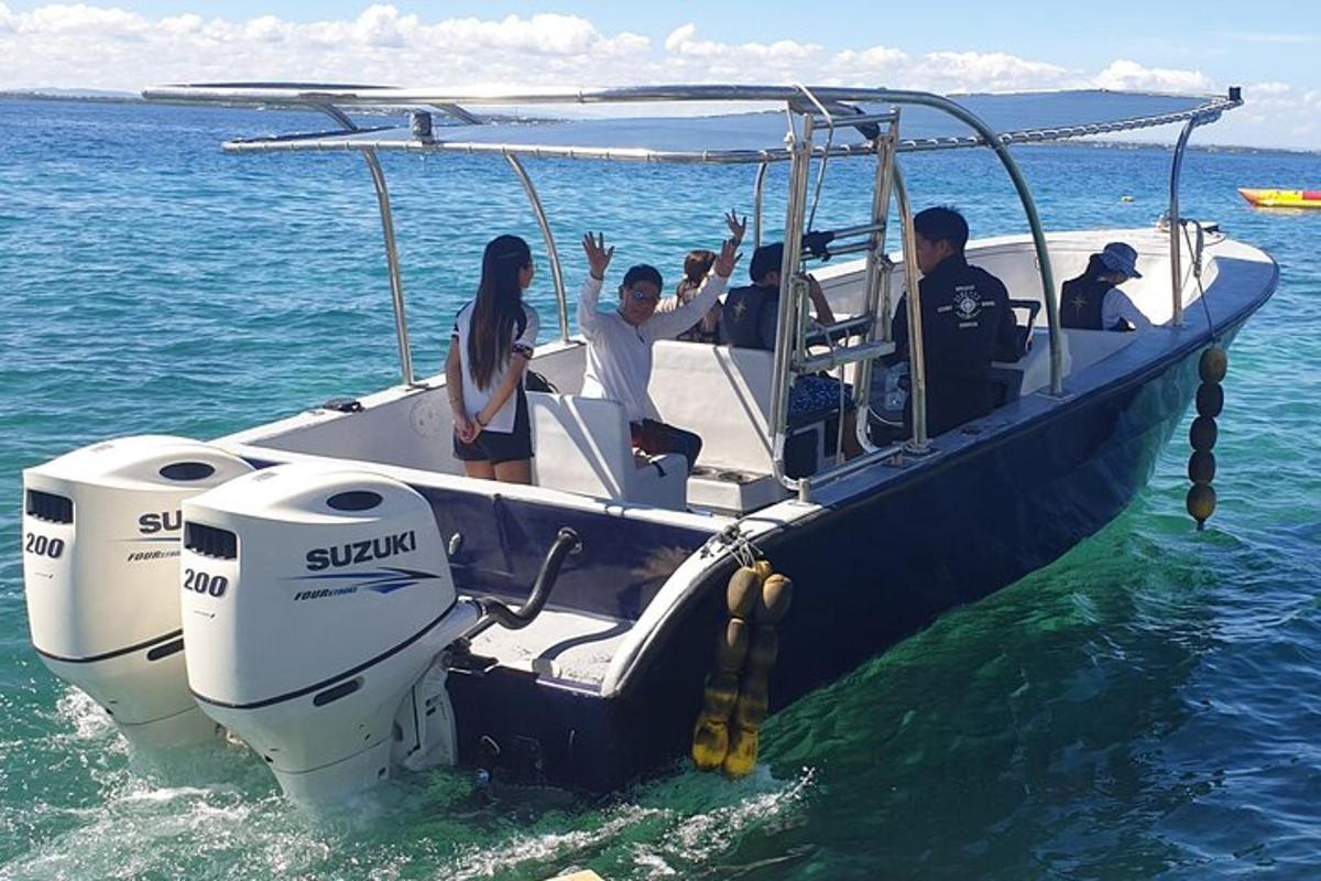 un gruppo di persone su una barca in acqua