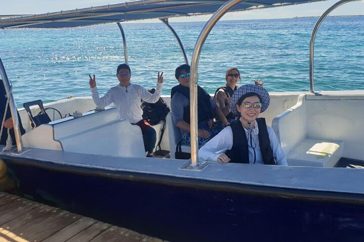 un grup de persones en un vaixell a l'aigua
