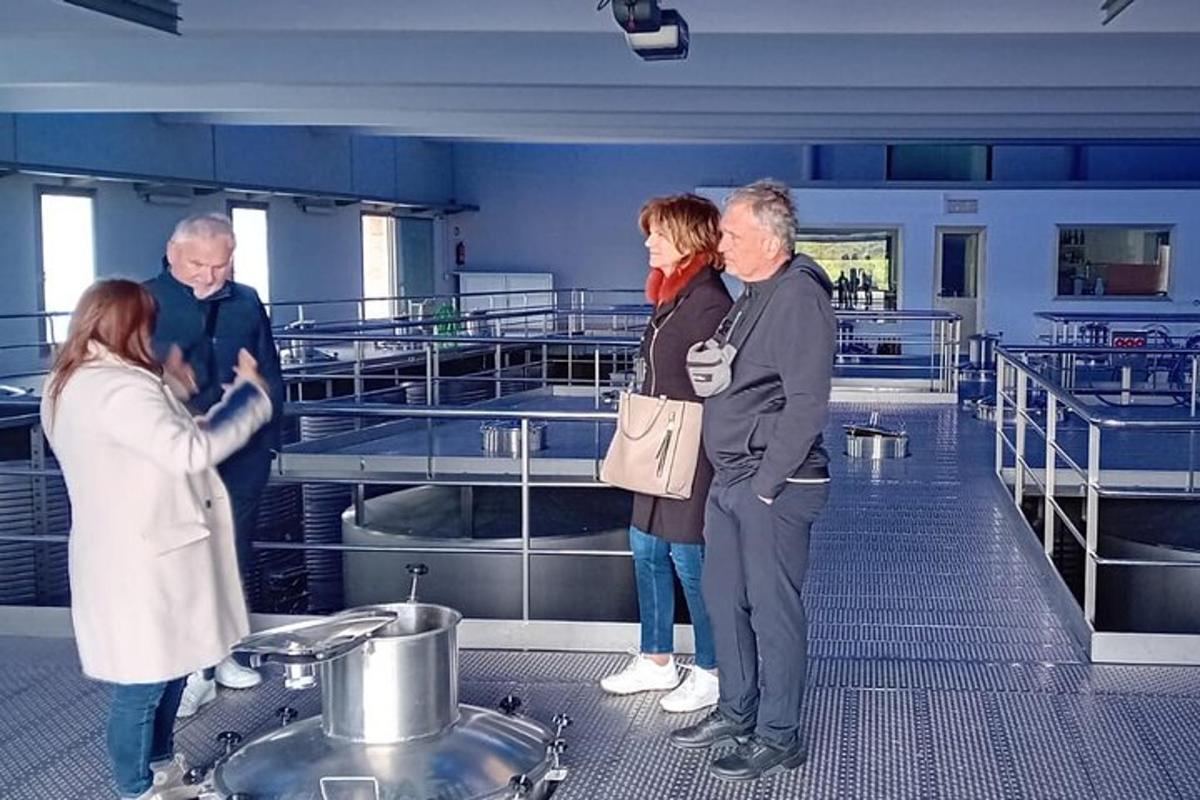 grupp inimesi, kes seisavad paadis