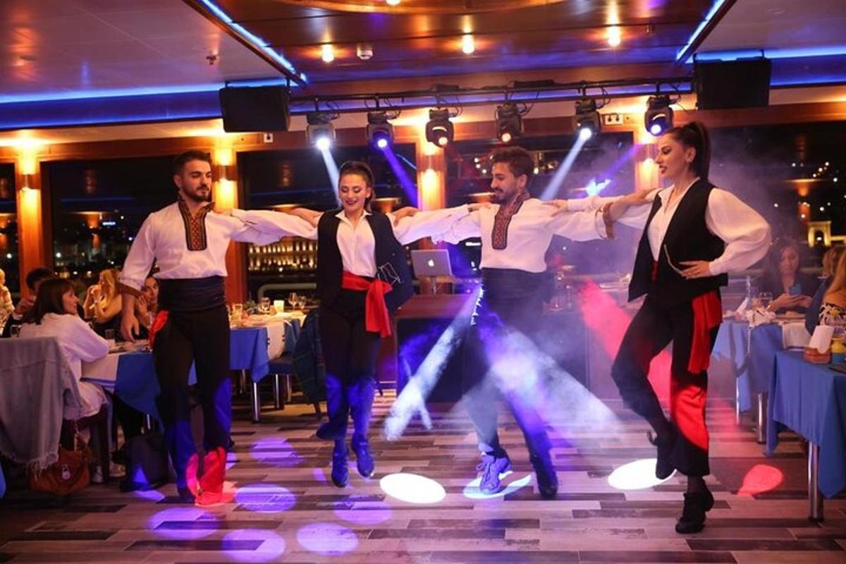 μια ομάδα ανδρών που χορεύουν σε μια σκηνή σε ένα εστιατόριο
