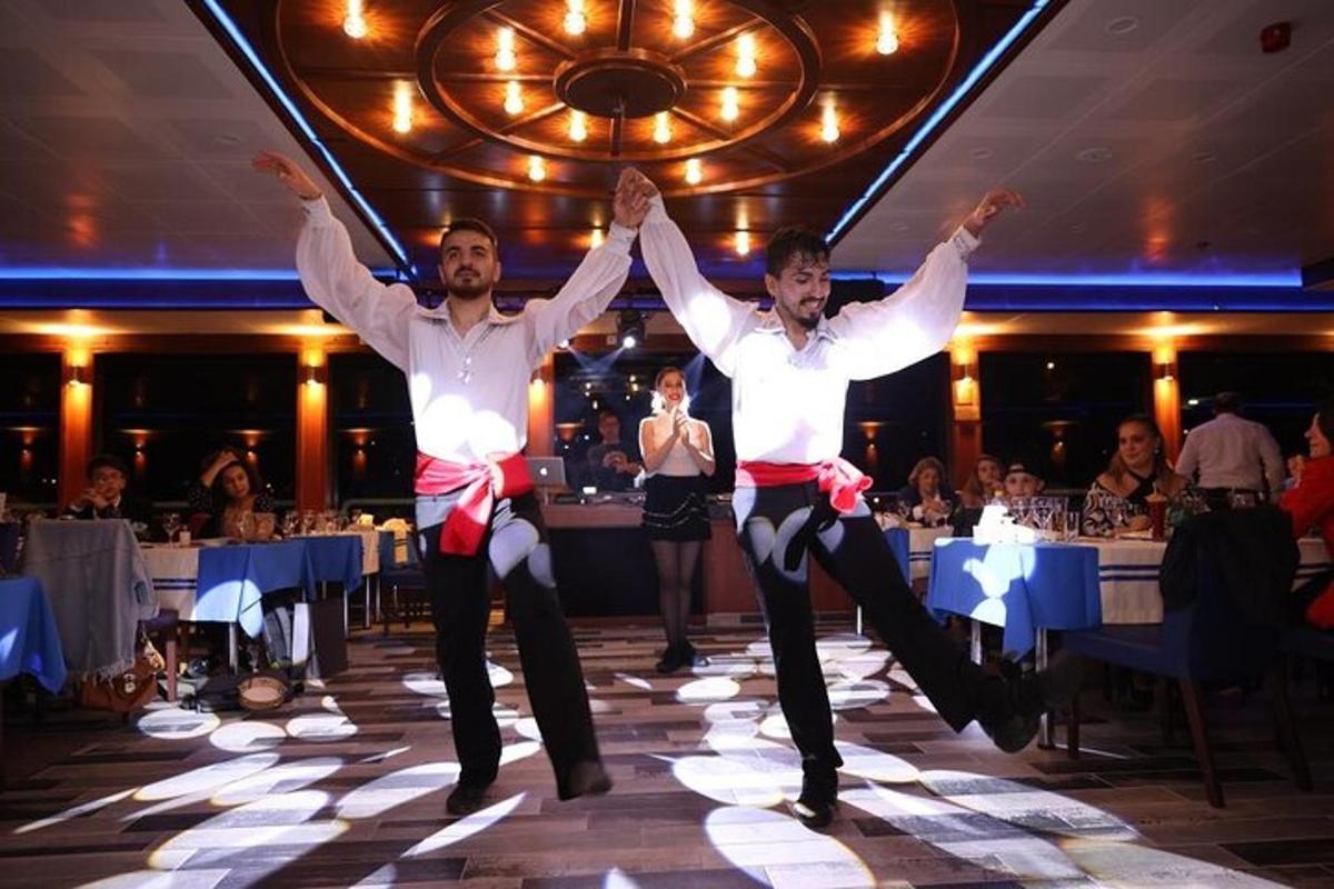 due uomini che ballano su una pista da ballo in un ristorante
