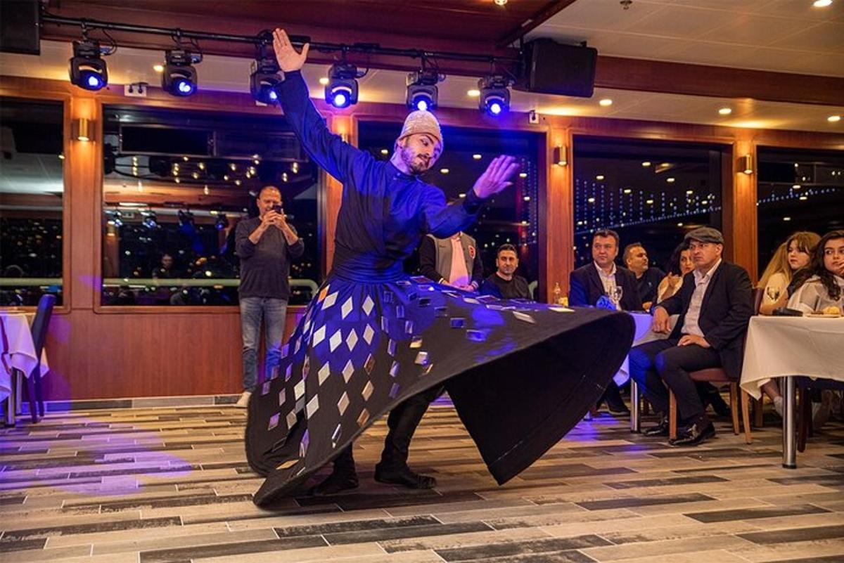 μια γυναίκα που χορεύει στην πίστα σε ένα πάρτι