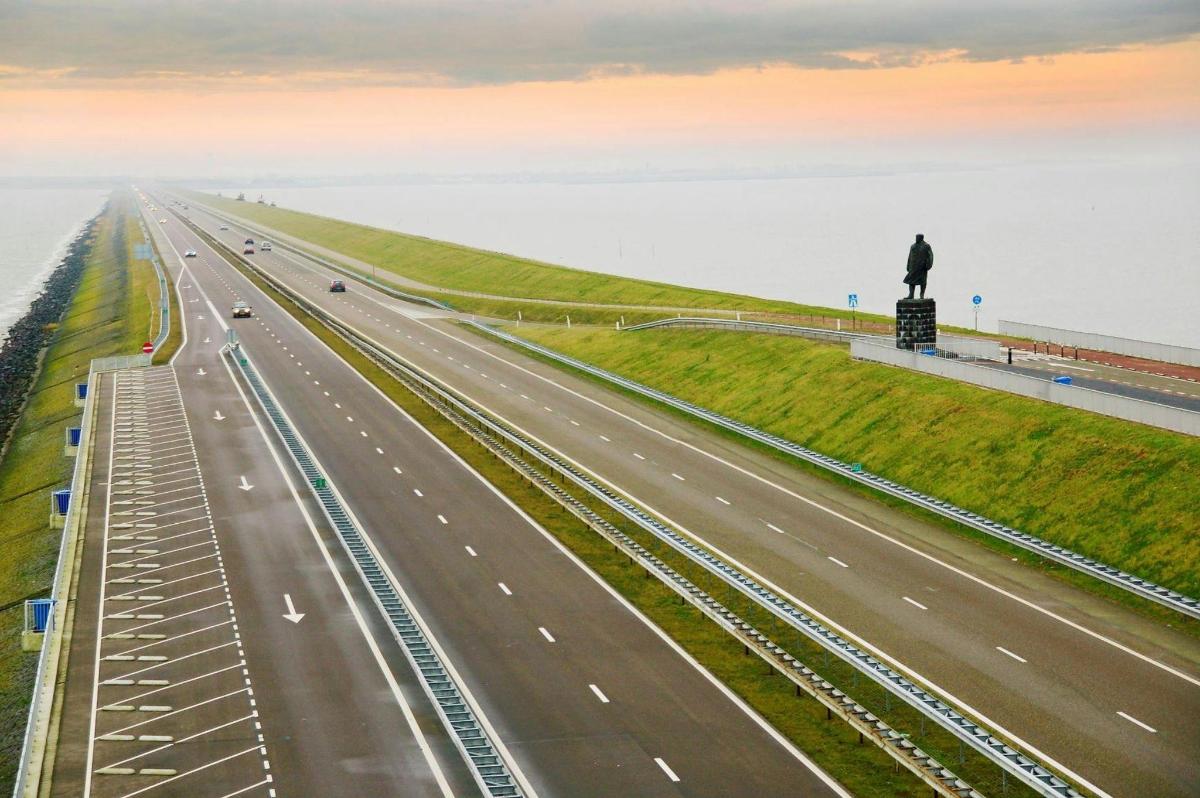 高速公路的俯视图，路边有一座雕像