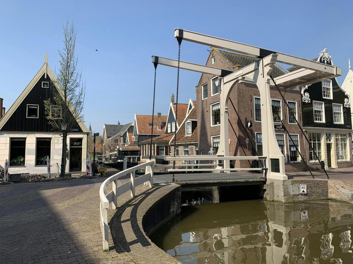 un pont sobre un canal en una ciutat amb edificis