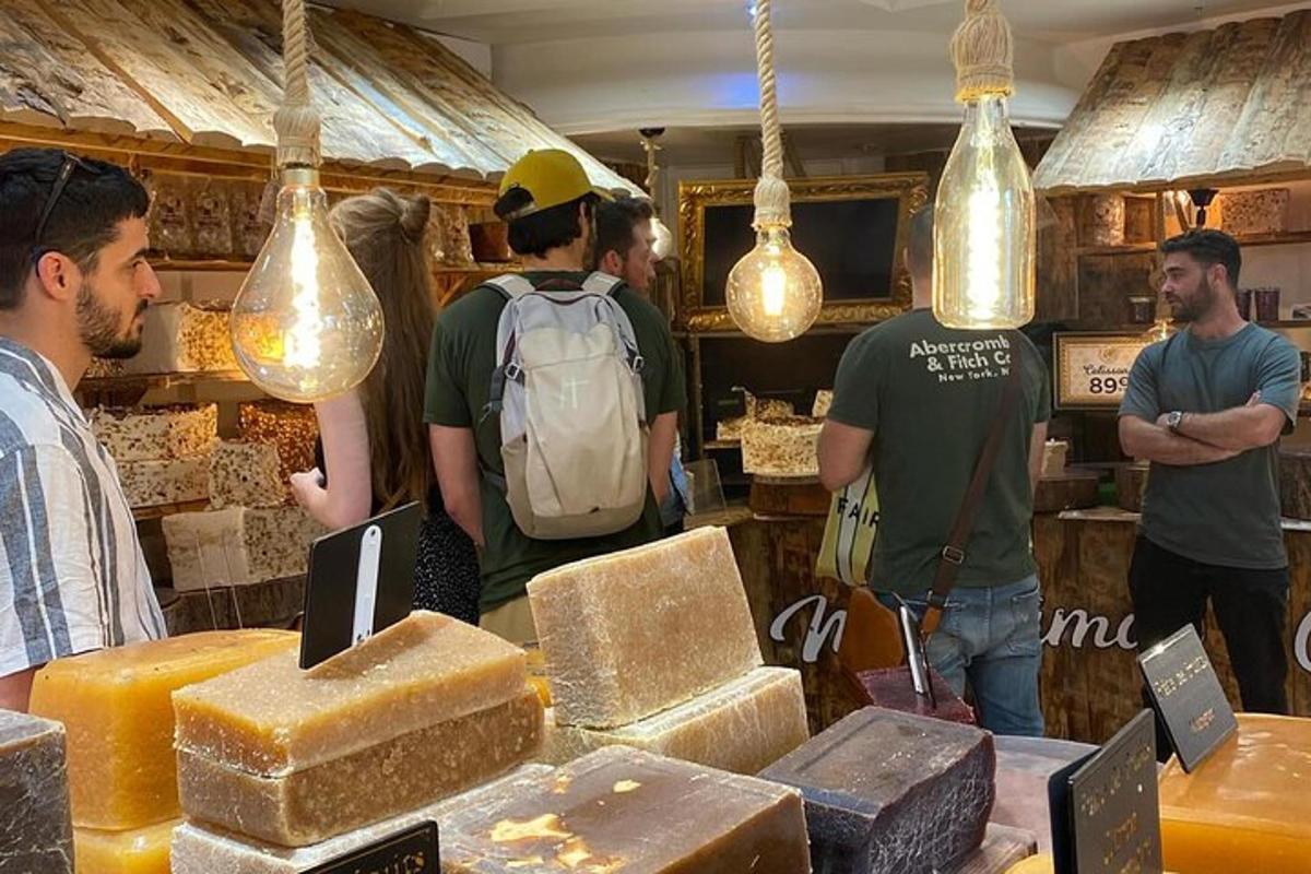 skupina lidí stojících v obchodě s mýdlem