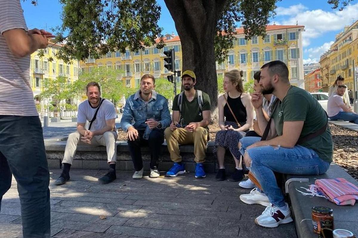 skupina lidí sedících na lavičce