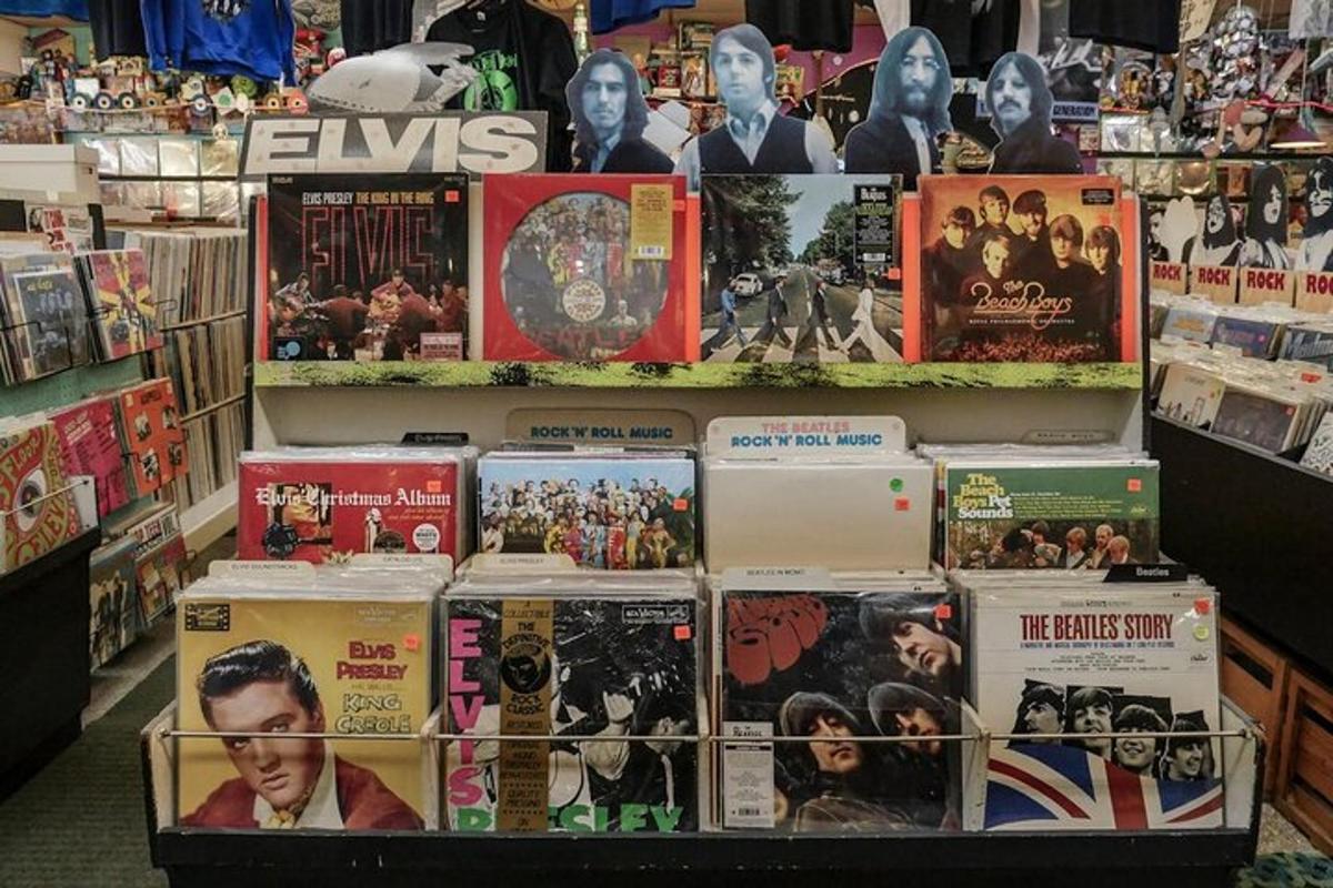 Un montón de DVD en exhibición en una tienda.