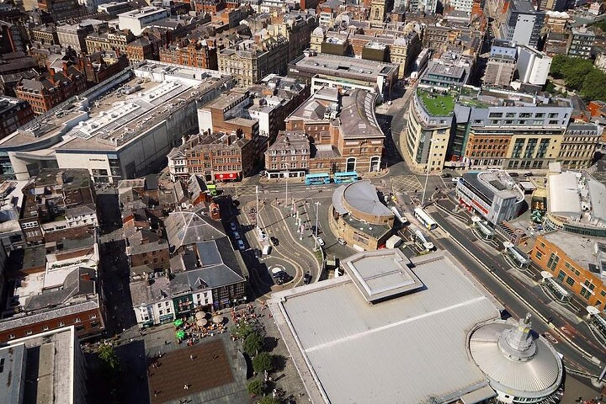 una vista aérea de una ciudad con edificios