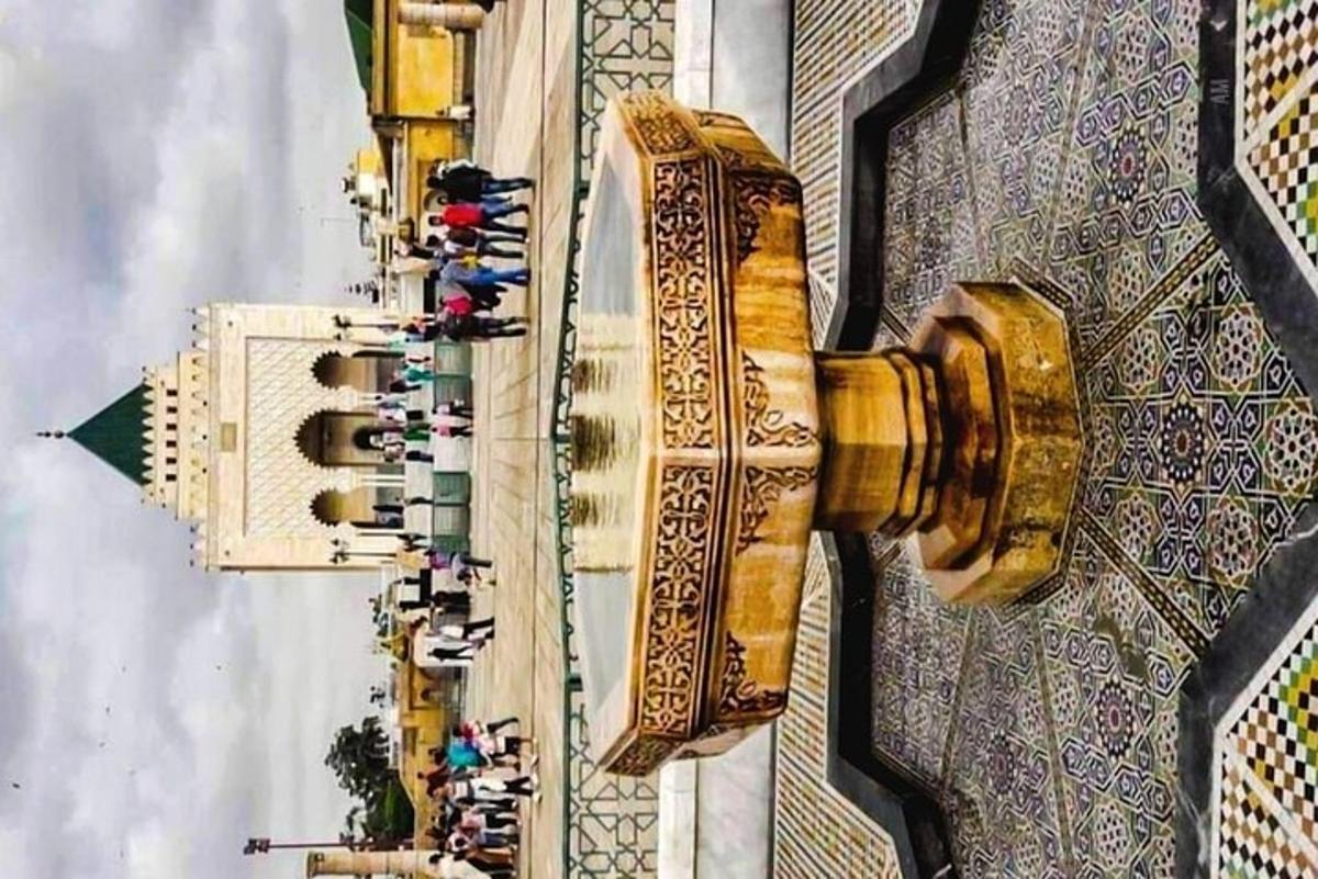 ภาพระยะใกล้ของไม้กางเขนที่ด้านข้างอาคาร