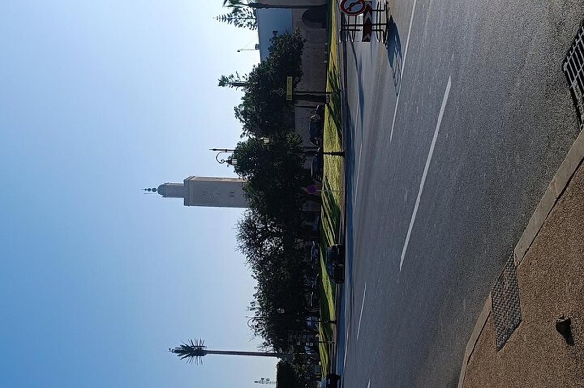 Una vista aérea de una calle con un edificio.