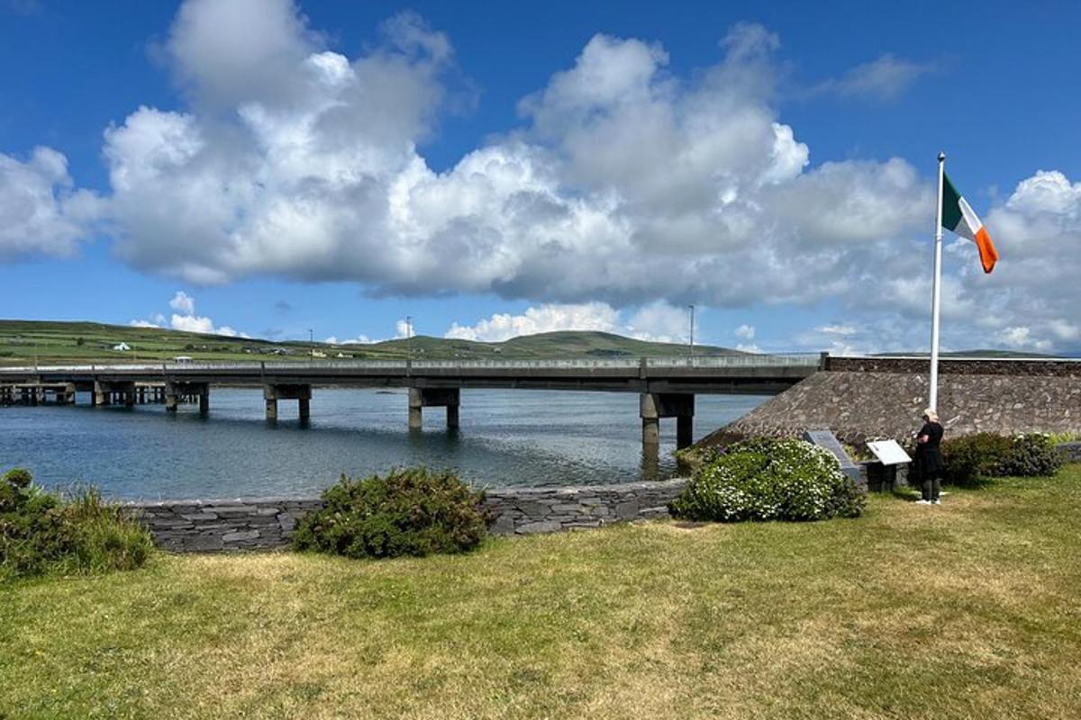 un ponte sopra uno specchio d'acqua con una bandiera