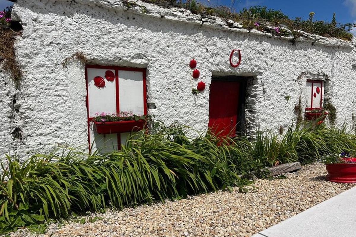 una casa di pietra con fiori alle finestre
